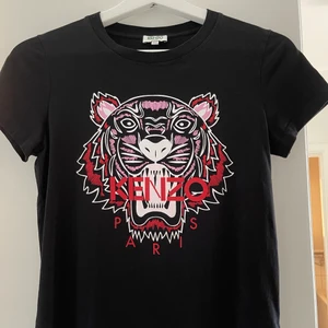 Kenzo t-shirt - Använd fåtal gånger Storlek XS Nypris cirka 1000kr Tillkommer spårbar frakt på 66kr ❤️