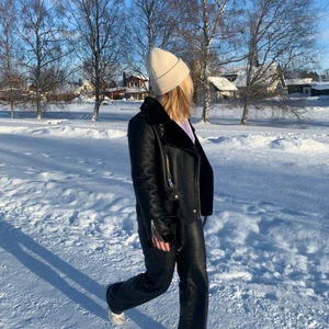 Snygg, oanvänd bikerjacket - Bikerjacket/fejkläderjacka i strl M från märket ”By Anastasia”. Jackan är i bra skick och är endast använd 2 gånger. Köptes för 600kr, säljer för 200kr+frakt eller till högst budande.