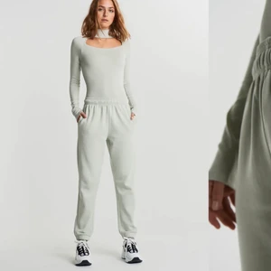 Mint gröna mjukisbyxor  - Gröna mjukisbyxor som är tvättade någon gång men knappat använda. Är något korta på mig o därför säljer jag dom. Köparen står för frakt💗💗