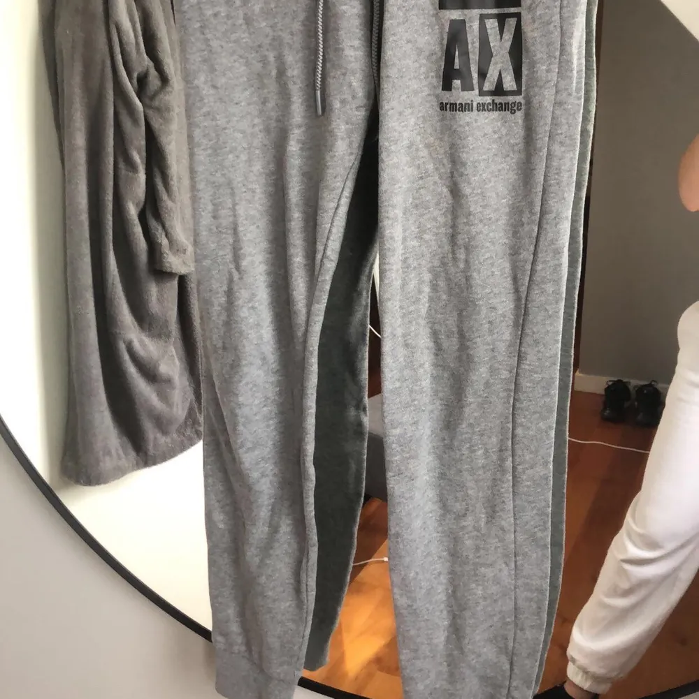 Gråa Armani Exchange mjukisbyxor till dam. Storlek xs-s. Använda två gånger och fortfarande i nyskick. Nypris 1200 kr. Köparen står för frakt. Pris kan diskuteras vid snabb affär. Jeans & Byxor.