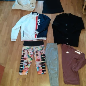 Adidas ,fila mm - Säljer detta klädpaket som är i stora storlekar L-XL. Alltihop är i jätte bra skick vissa plagg är helt oanvända.allt för endast 450 kr då får då en jacka som är ny ,en tröjja från fila, en tröjja från adidas ett par leggings från adidas, en stickad lång tröja, tränings leggings oanvända, linne nytt, 