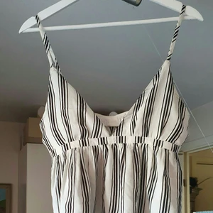 Cropptop - Passar till summer och matcherar till allt. Den passar s_M.finns fler bilder och användade 2 dager. Ny pris 300 och säljer den för 200