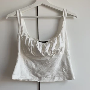 Croppat linne  - Croppat linne med detalj över byst. Aldrig använt - endast testad. 