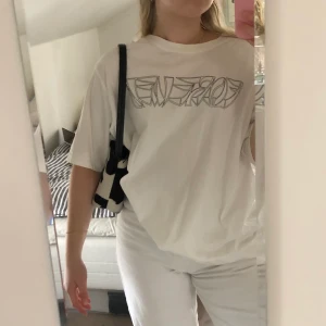 Vit oversized tshirt  - Vit streetwear T-shirt, från weekday, knappt använd. Går även att använda som klänning🤍🤍