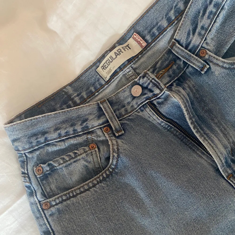 Skit snygga levis jeans verkligen! Knappt använda då dom är för stora. Står storlek 31/32 men är mer som en 28/32🥰frakt tillkommer som köparen står för! ❌MÅNGA INTRESSERADE, BUDA!❌BUD PÅ 450+ frakt❌. Jeans & Byxor.
