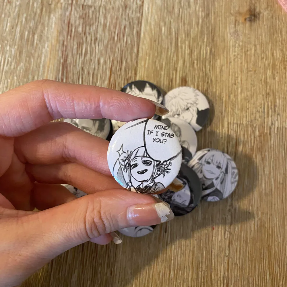 Anime pins med några favisar på 🖤 10:-/st frakten är 12:- oavsett antal pins. Vi har fler pins på profilen, kolla för fler babes 🌹. Accessoarer.