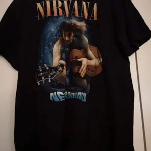 Jättefin tshirt med Kurt Cobain ifrån Nirvana på! I texten Nirvana är det lite glitter. True to size