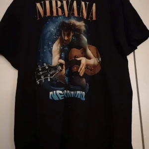 Nirvana t-shirt storlek XL - Jättefin tshirt med Kurt Cobain ifrån Nirvana på! I texten Nirvana är det lite glitter. True to size