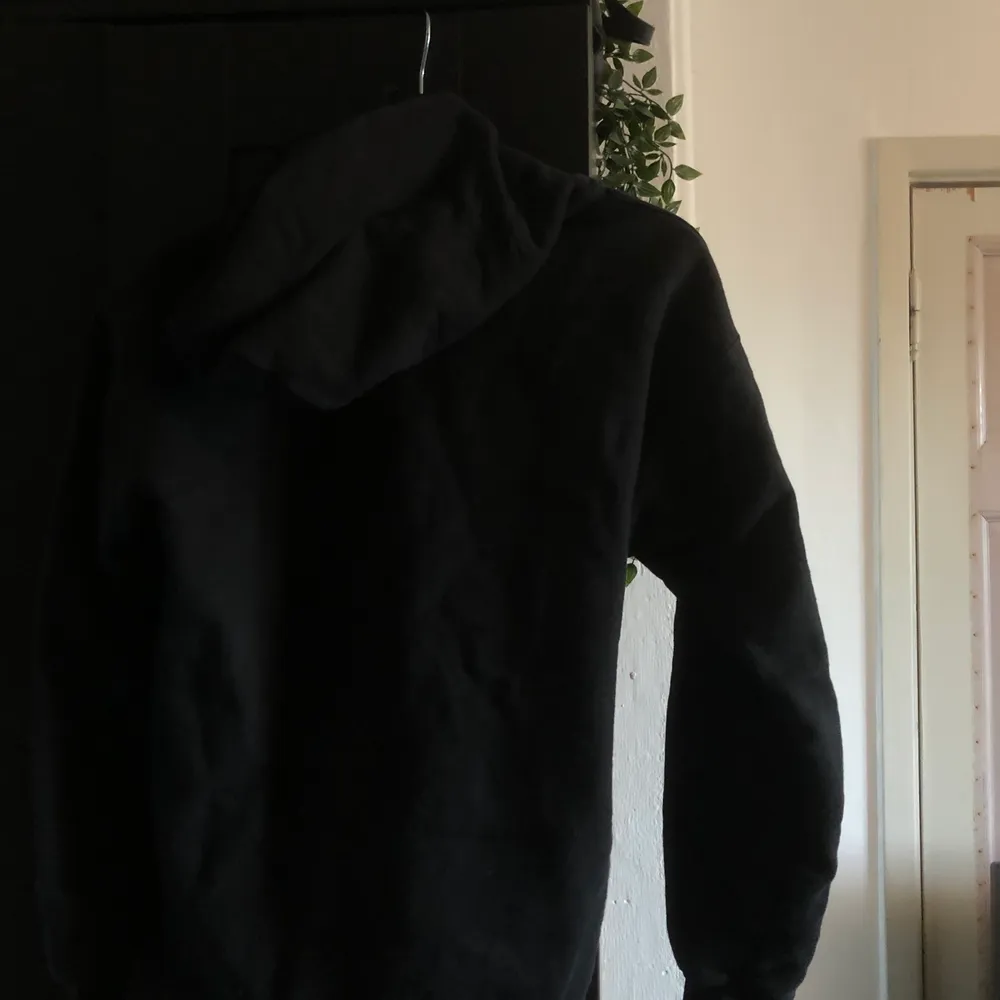 Säljer min Thrasher hoodie då de inte är min stil länge. Inte använd så mycket och därmed ett bra skick. Storlek S. Köparen står för frakten 🚚. Hoodies.