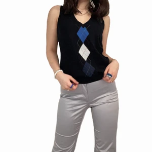 Stickad väst - Svart stickad väst med rutor på😍