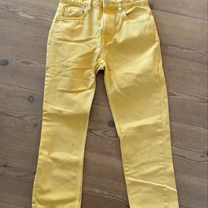 Ett par sjukt läckra och unika gula jeans från weekday. Jag säljer då jag fick de i present, men de passade inte och jag hade inget kvitto. Jätte fina till våren. . Jeans & Byxor.