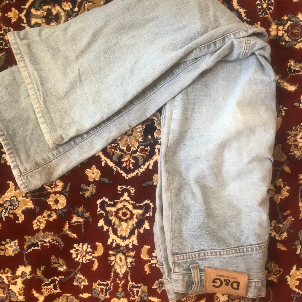 Säljer mina favorit jeans från dolce&Gabbana då dom har blivit lite försmå för mig! Dom är lågmidjade med bootcut längst ner. Super snygga 2000-tals jeans!. Jeans & Byxor.