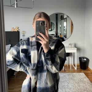 Zara jacka - Säljer min fina blåa rutiga flanell jacka som aldrig kommer till användning längre. Bra skick. 