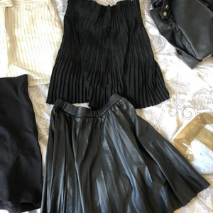 Plisserad kjol - Säljer 2 plisserade kjolar. Båda i superfint/nyskick. Ens av tyg och andra av skinn. SKINN SÅLD