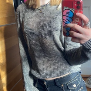 glitter tröja - jätte söt glittrig tröja, köpt secondhand. jätte bra kvalitet. storkel M men tjejen på bilden har S