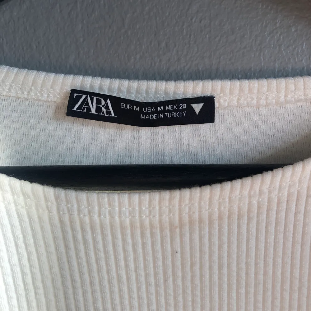 Vit topp från Zara, säljer för den är för liten💕 skickar också men köparen står för frakt💕. Toppar.