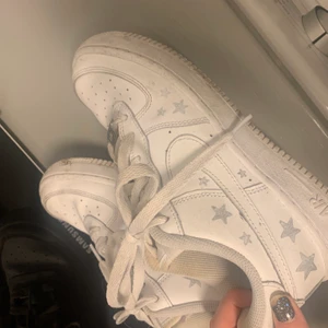Air Force 1  - Fint skick, knappast använda. Stjärnor men vissa har suddats ute lite. Ge bud på pris som ni kan tänka köpa för 