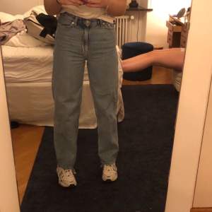 Weekday, modell rail Snygga jeans från Weekday som aldrig kommer till användning längre. Jeansen är i bra skick men lite använda.   W:24 L:30 
