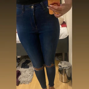 Molly jeans  - Molly jeans från Gina tricot. Storlek M men passar absolut en S/XS då byxorna är lite för små i storleken. Säljs pågrund utav för liten i storleken. 