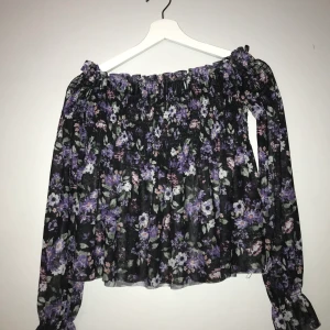 Of shoulder blus  - En blus som är of shoulder. Bra skick! Man ser igenom lite så skulle rekomendera ett linne eller något sånt under. Den är luftig och sjön till sommaren!