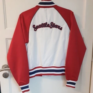 Collegejacka - En SeattleStars Collegejacka i vindtåligt material!         ❤En vintagepärla❤I normalt begagnat skick-Hör av dig vid intresse av fler närbiler så kan jag skicka det💌Säljes för minst 200:- eller bud⚡Frakt: 66:- Spårbart 