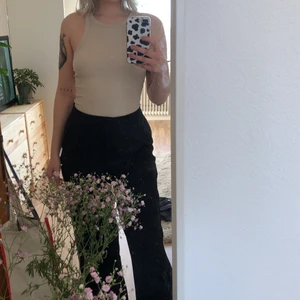 Beiget linne Weekday - Ribbat linne i beige från Weekday💗 super skön, är M men den är stretchig och sitter perfekttt. Budgivning om fler vill ha, efter första budet avslutas budgivningen om 24h💗