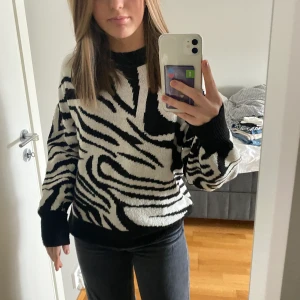 Zebra mönstrad stickad tröja - Sjukt fin stickad tröja som jag verkligen gillar men säljs pga att den bara ligger i garderoben. betalning sker via swish. Vid mycket intresse blir det budgivning, återkommer med mer info! 