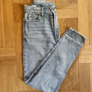 American eagle jeans - Hej! Säljer mina ljusa american eagle jeans köpta i USA. Kan tyvärr inte sätta på mig dem och visa passformen då de är för små men skulle säga att de är storlek 34 (US 0 regular) och att de ska sitta lite som mom jeans. Köparen står för frakt :)