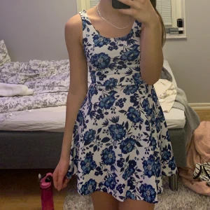 Sommrig klänning med blommor - Jättegullig klänning från HM i stl xs. Säljer för att den är lite för liten för mig nu:( använd en gång 