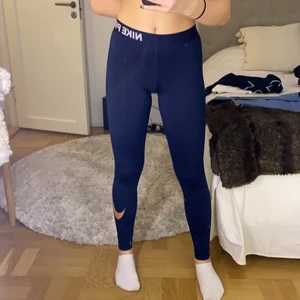 Nike tights  - Helt nya oanvända nike thights! De är mörkblå med ett guldigt swoosh märke på nedre vänstra benet🤍