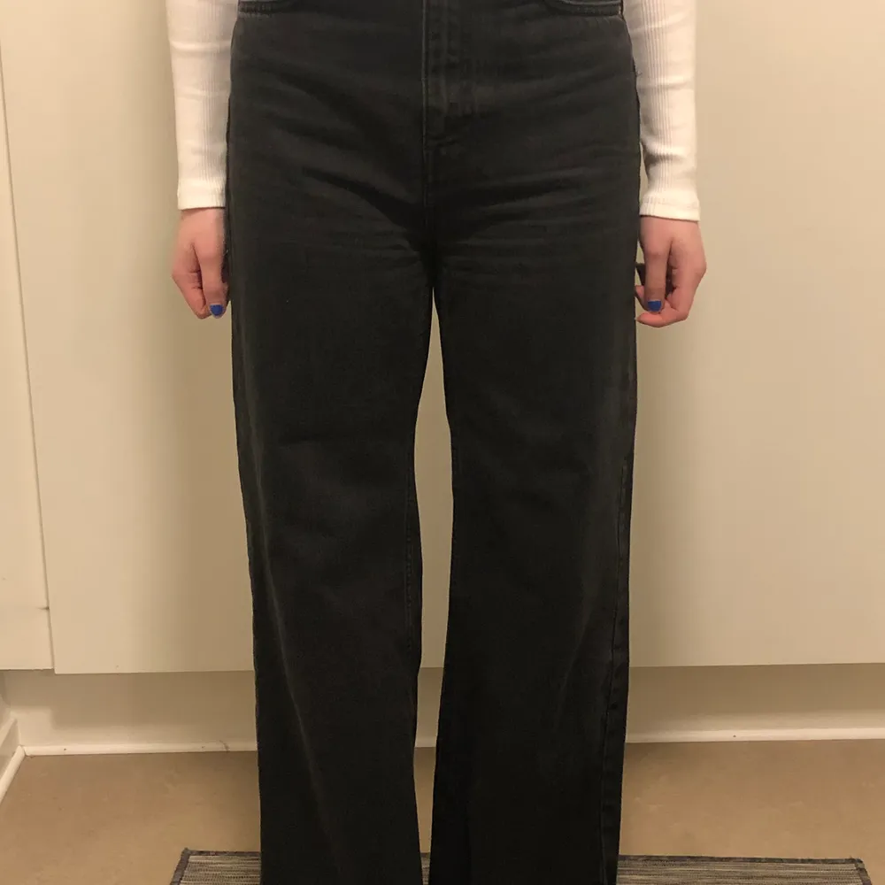 Svarta jeans från weekday modell Ace i strl 26/30 säljes då de är lite stora, mkt fina . Jeans & Byxor.