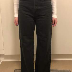 Svarta jeans från weekday modell Ace i strl 26/30 säljes då de är lite stora, mkt fina 