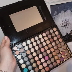 Ögonskuggs palett - 88st skuggor varav tre använda. 