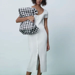 Klänning från Zara - Säljer denna helt oanvända klänning från Zara i storlek M. Säljer pga att jag ångrade köpet när jag kom hem. Hör av vid intresse!