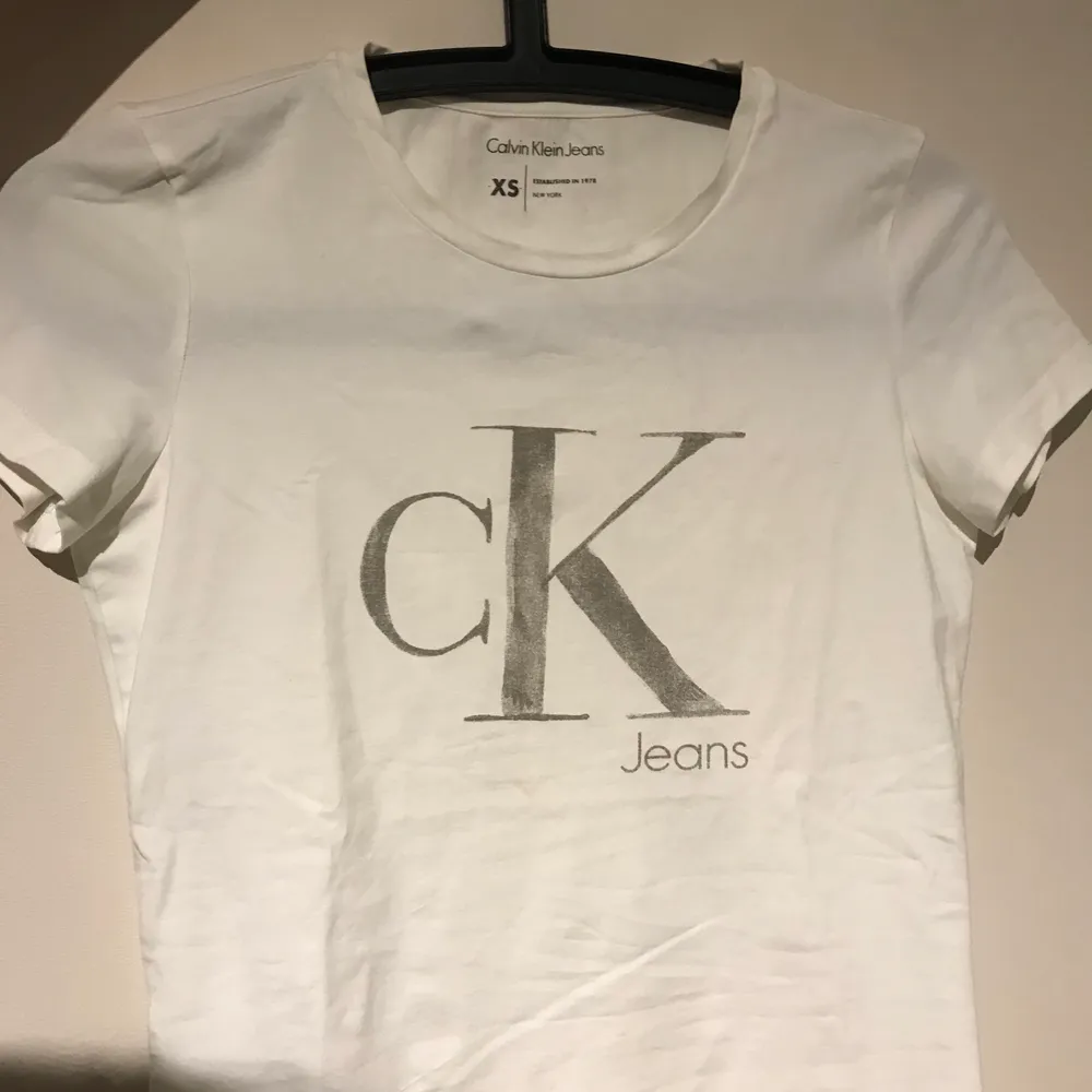 En helt oanvänd t-shirt från Calvin Klein. T-shirts.