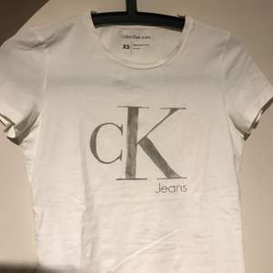En helt oanvänd t-shirt från Calvin Klein