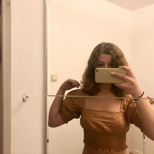 Milkmaid top - söt milkmaid topp. Onanvänd, endast testad, lappar kvar. säljer pga att jag tror den kommer hänga glömd i min garderob🥺 stretchig, passar S och XS