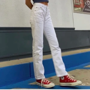 Converse - 😍 Säljer mina röda converse i storlek 38, använt men bra skick! Har en liten reva på vänster sko, men den syns knappt. Använda bara under några veckor 😍 (Skriv för fler bilder eller frågor)