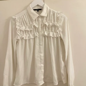 Vit blus - Vit blus från Vero Moda. Strlk XS. Aldrig använd. Skriv för info/bilder.