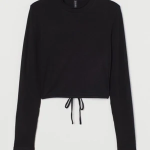 Snygg topp! - SJUKT snygg topp med öppen rygg som tyvärr inte kommer till användning. Har endast använt den 1 gång. Storlek M men skulle säga att den passar allt från XS-M, kanske en L. 95kr + frakt 😁