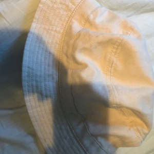 Fiskehatt beige  - Använd några gånger, väldigt bra skick. Fiskehatt från Gina. 