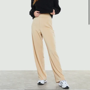 Begiea kostymbyxor - Beigea ish kostymbyxor från bik bok, superskönt material som passar perfekt nu till våren. Endast använda 1 gång, köparen står för frakt ca. 30kr 💕