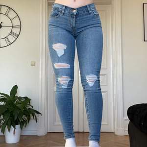 Jättesnygga slitna och stretchiga skinny jeans från Levi’s i supergott skick❤️ modellen heter 710 Super Skinny
