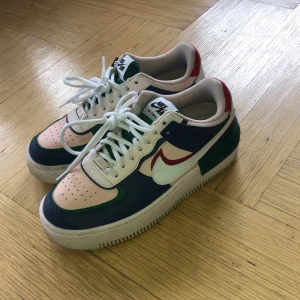 Nike Air Force I  - Säljer dessa galet snygga skor! Märks att de är använda men är fortfarande i bra skick! Köparen står för frakten♻️ Då intresset har ökat blir det budgivning 💜💜 avslutas sön 16.00