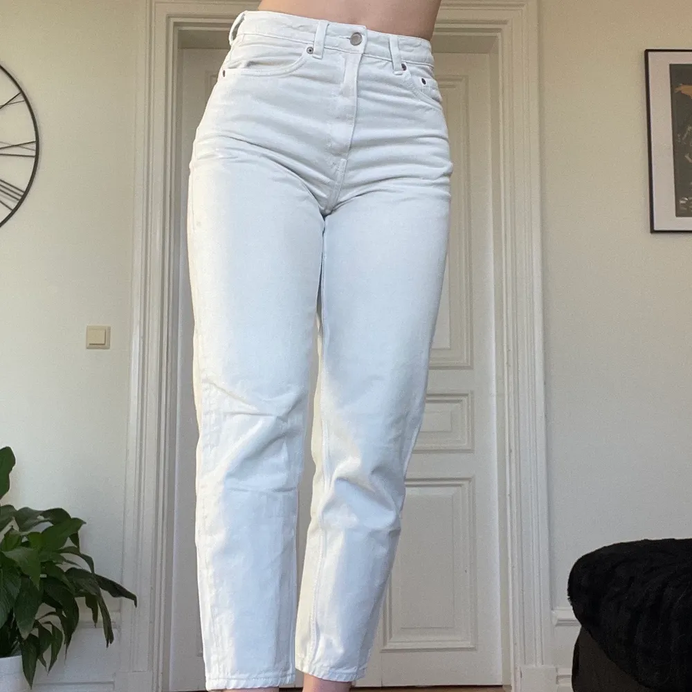 Jättefina mom jeans från Weekday i modellen Lash och i färgen Tinted Ecru, W 28 L 28 💕 originalpris 500 kr, säljer även jackan på andra bilden i annan annons. Jeans & Byxor.