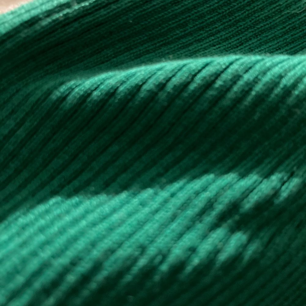 super fin grön tröja med lite polo! aldrig använd därför i nyskick!😁💕. Stickat.