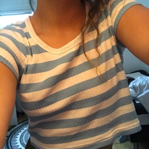 Blå och vit randig top från weekday - Fint, relativt använt linne. Inga skador eller så. Används inte länge och därför jag säljer. Köpt på weekday i Stockholm. Sitter lite löst på mig som har XS så beroende på passformen skulle jag säga att den passar XS-M