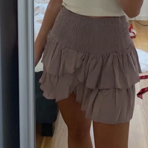 Neo Noir kjol  - Säljer min kjol från Neo Noir. Modellen heter ”Carin”❤️ superfin! Använd en gång