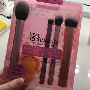 Real techniques borstar - Oöppnade borstar från real techniques, fick 2 likadana därför säljer jag en av dom!