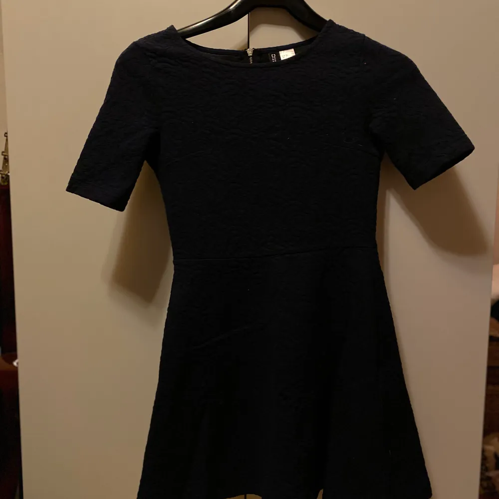 Såå snygg klänning i marinblått!! ✨Tyvärr är den för liten på mig! Säljes för 50kr, frakt tillkommer . Klänningar.
